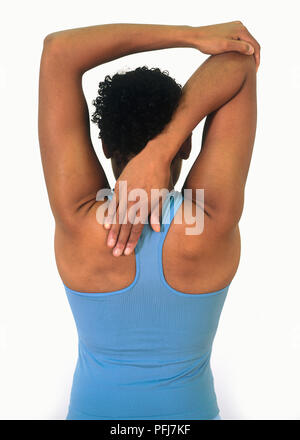 Donna di eseguire esercizi di allungamento Foto Stock