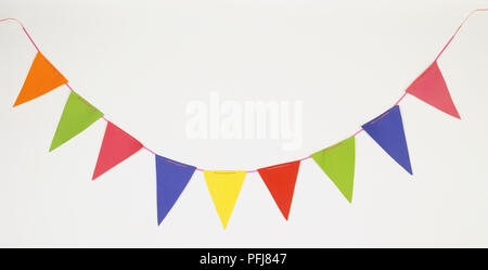 Banner formato di colorati Bandiere triangolari appeso su una stringa. Foto Stock