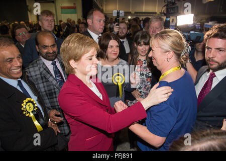 Nicola lo storione risponde alle domande nelle prime ore dopo Theresa Maggio denominato snap-UK elezioni parlamentari. Glasgow Scozia. Il 9 giugno 2017. Foto Stock