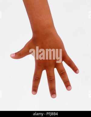 Retro del bambino la mano con le dita divaricate, vicino. Foto Stock