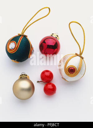 Selezione di albero di Natale baubles, vicino. Foto Stock