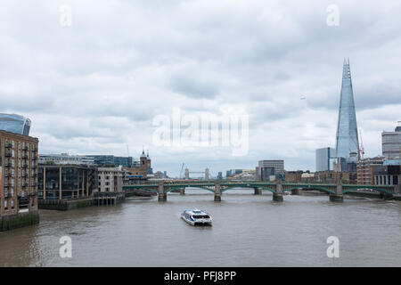 Vista lungo il fiume Tamigi dal Millennium Bridge guardando ad est verso la costruzione di Shard Foto Stock