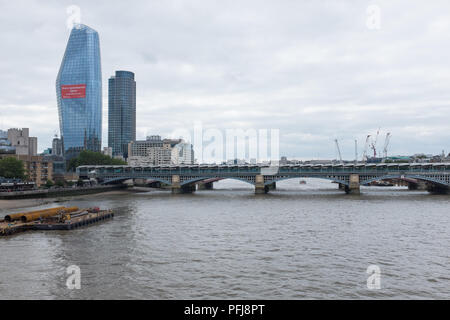 Vista guardando verso ovest lungo il fiume Tamigi da Millennium Bridge di Londra Foto Stock