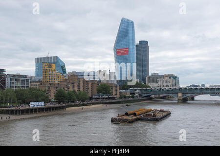 Vista guardando verso ovest lungo il fiume Tamigi da Millennium Bridge di Londra Foto Stock