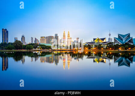 Skyline di Kuala Lumpur dal lago al tramonto Foto Stock