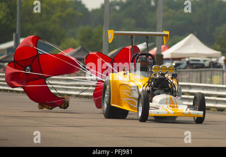 Bill guarnizioni spinge la sua alterata carburante debito improvviso race car giù per la pista a in Eddyville, Iowa. Foto Stock