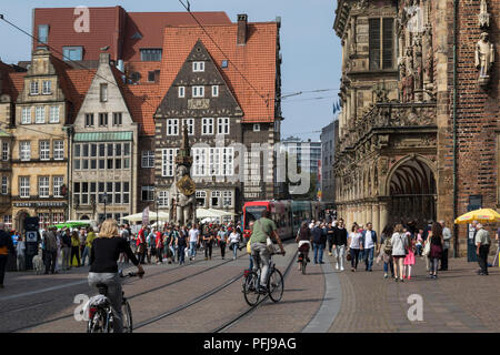 La Marktplatz nel centro storico (Altstadt) di Brema nel nord-est della Germania. Nel centro è la Bremen Roland (statua), e sulla destra si trova la città di Brema Foto Stock