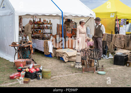 Stallo Vintage vendita di vecchi oggetti di uso domestico in un vintage retrò festival. Regno Unito Foto Stock