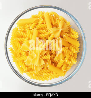 Ciotola di miste di pasta secca, compresi i fusilli, farfalle e penne, vista da sopra Foto Stock