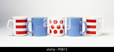 Cinque tazze da caffè a strisce, spotted e liscio Foto Stock