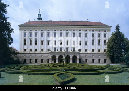 Repubblica Ceca Moravia, Kromeriz, Arcibiskupsky zamek (palazzo arcivescovile), facciata barocca e giardini formali Foto Stock