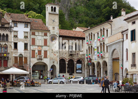 VITTORIO VENETO, Italia - Luglio 1, 2018: piazza Flaminio nel quartiere storico di Serravalle, con loggia e la torre civica Foto Stock