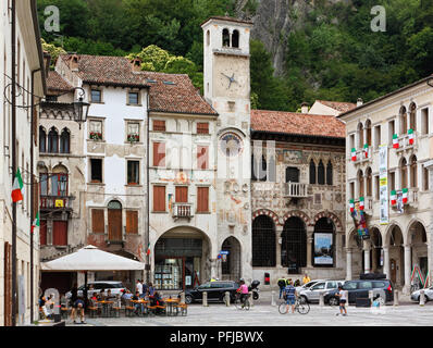 VITTORIO VENETO, Italia - Luglio 1, 2018: piazza Flaminio nel quartiere storico di Serravalle, con loggia e la torre civica Foto Stock