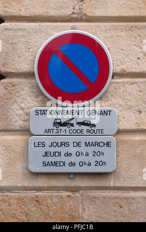 Francia, 'No parcheggio' segno su una parete Foto Stock
