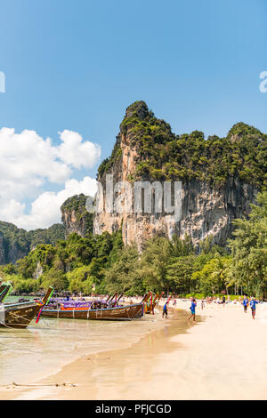 Traghetti tradizionali sul Railay Beach nella provincia di Krabi, Thailandia Foto Stock