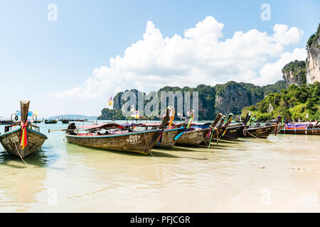 Traghetti tradizionali sul Railay Beach nella provincia di Krabi, Thailandia Foto Stock