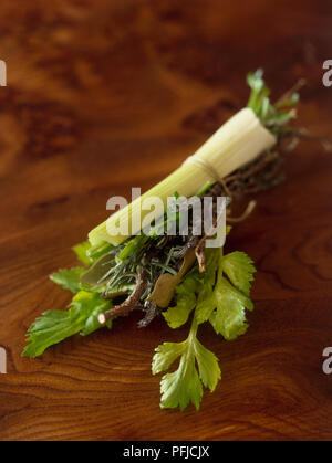 Bouquet garni consistente di sedano, rosmarino, prezzemolo timo e foglie di alloro Foto Stock