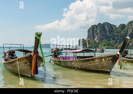 Traghetti tradizionali sul Railay Beach nella provincia di Krabi, Thailandia Foto Stock