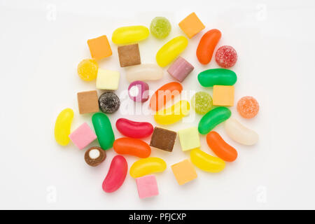 Un assortimento di dolci compresi Jelly Beans, vista da sopra Foto Stock