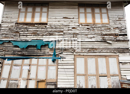 Weathered vecchia casa e windows con peeling vernice e legno marcio Foto Stock