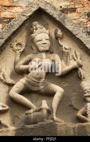 Il Vietnam, Nha Trang, Po Nagar, arenaria bassorilievo raffigurante Shiva in piedi sul retro del Nandi Foto Stock