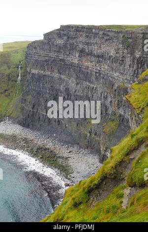 Scogliere di Moher in Irlanda in un giorno nuvoloso Foto Stock