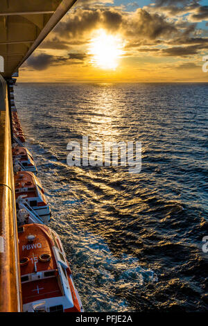 Un tramonto sul NW Pacific Coast vicino al Prince of Wales Island, Alaska, Stati Uniti d'America - Visto da una nave di crociera vela il passaggio interno Foto Stock