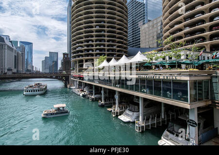 Vista del fiume Chicago dallo Stato Street Bridge, Marina Towers, del centro cittadino di Chicago. Foto Stock