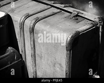 Una vista astratta di una vecchia valigia alla stazione Ingrow, sulla linea KWVR Foto Stock