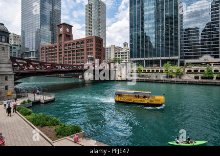 Il taxi acqueo sul Fiume di Chicago, il Riverwalk, Clark Street Bridge, del centro cittadino di Chicago. Foto Stock