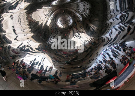 Riflessioni sotto la scultura del Cloud Gate, il fagiolo, dall artista britannico Anish Kapoor, nel Millennium Park di Chicago. Foto Stock