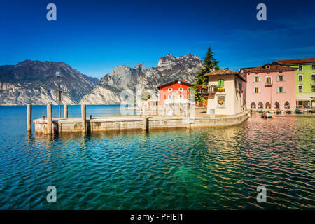 Vicino a Torbole sul lago di Garda, architettura e acqua nella luce del mattino Foto Stock