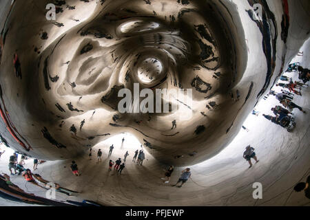 Riflessioni sotto la scultura del Cloud Gate, il fagiolo, dall artista britannico Anish Kapoor, nel Millennium Park di Chicago. Foto Stock