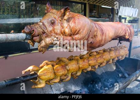 Puerto Rico, Cordillera, Guavate, tutto il maiale (lechon) e essendo di pollo cotti allo spiedo Foto Stock