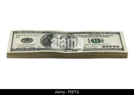 Una piccola pila di banconote da cento dollari su uno sfondo bianco. Vista in un angolo. Isolato. Foto Stock