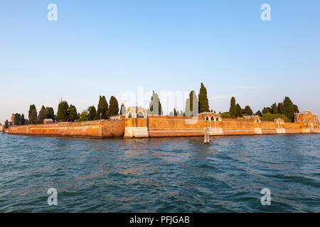 San Michele cimitero Isola durante l ora d'oro al tramonto, Venezia, Veneto, Italia dalla laguna angolo a. Foto Stock