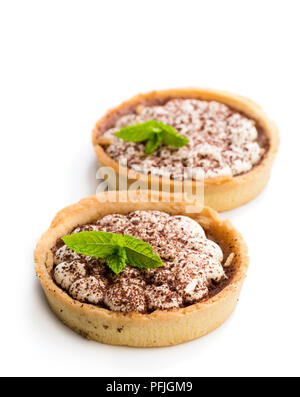 Mini banoffee pie crostate isolato su bianco Foto Stock