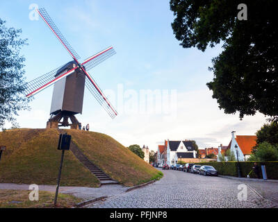 Il mulino a vento di Sint-Janshuismolen macinare il grano nella sua posizione originale sin dal 1770 - Bruges, Belgio Foto Stock