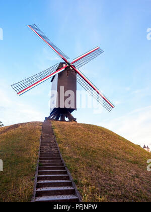 Il mulino a vento di Sint-Janshuismolen macinare il grano nella sua posizione originale sin dal 1770 - Bruges, Belgio Foto Stock