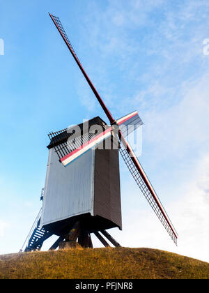 Il mulino a vento di Sint-Janshuismolen macinare il grano nella sua posizione originale sin dal 1770 - Bruges, Belgio Foto Stock