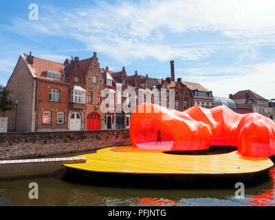 Un padiglione flottante da architettonica spagnola buro 'selgascano' come parte della Triennale di arte contemporanea e di architettura intitolato "Liquido Città", un percorso arte attraverso il cuore storico della città - Bruges, Belgio Foto Stock