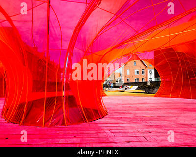 Un padiglione flottante da architettonica spagnola buro 'selgascano' come parte della Triennale di arte contemporanea e di architettura intitolato "Liquido Città", un percorso arte attraverso il cuore storico della città - Bruges, Belgio Foto Stock