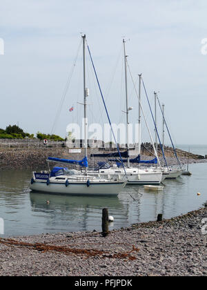 Barche a vela ormeggiata in porto a Porlock Weir a sud ovest percorso costiero, Somerset, Inghilterra, Regno Unito. Foto Stock