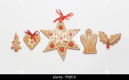 Decorativo biscotti di Natale, compresi holly foglie, Angel, Star, di cuore e di albero di Natale forme Foto Stock
