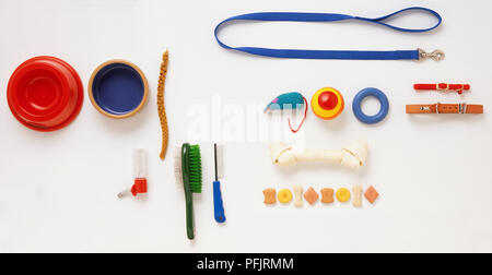 Pet Shop materiali di consumo, inclusi bocce, birdseed, dispenser acqua spazzola, pettine, piombo, toy mouse, anello giocattolo, sfera, collari, osso, cane biscotti Foto Stock