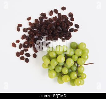 Grappolo di uva verde e uvetta, close up Foto Stock