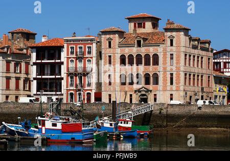 Francia Aquitania, Pays Basque, Saint-Jean-de-Luz, Maison de l'Infante, noto anche come Maison Joanoenea, risalente al 1640, che si affaccia su barche da pesca in porto Foto Stock