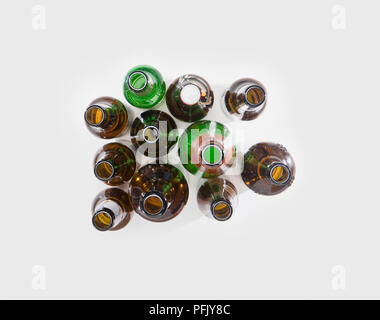 Gruppo di svuotare le bottiglie di vetro, vista da sopra Foto Stock