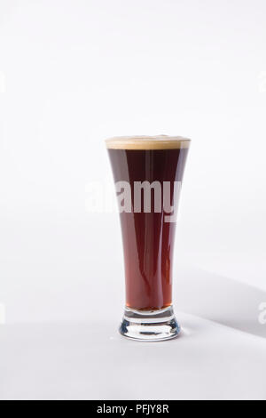 Bicchiere di birra scura Foto Stock