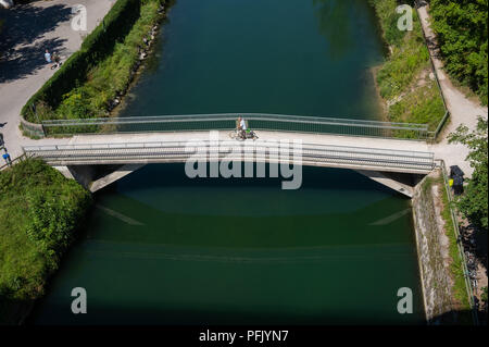 Guardando verso il basso sul ponte pedonale oltre il fiume Isar canal dal ponte Großhesseloher, Monaco di Baviera, Germania Europa. Foto Stock